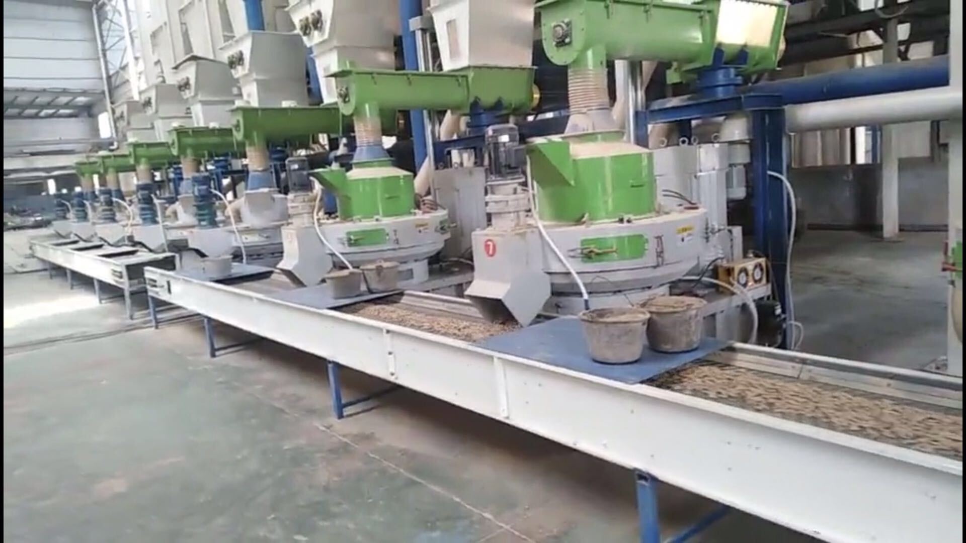 江苏苏州时产16-20吨木屑颗粒机生产线客户现场